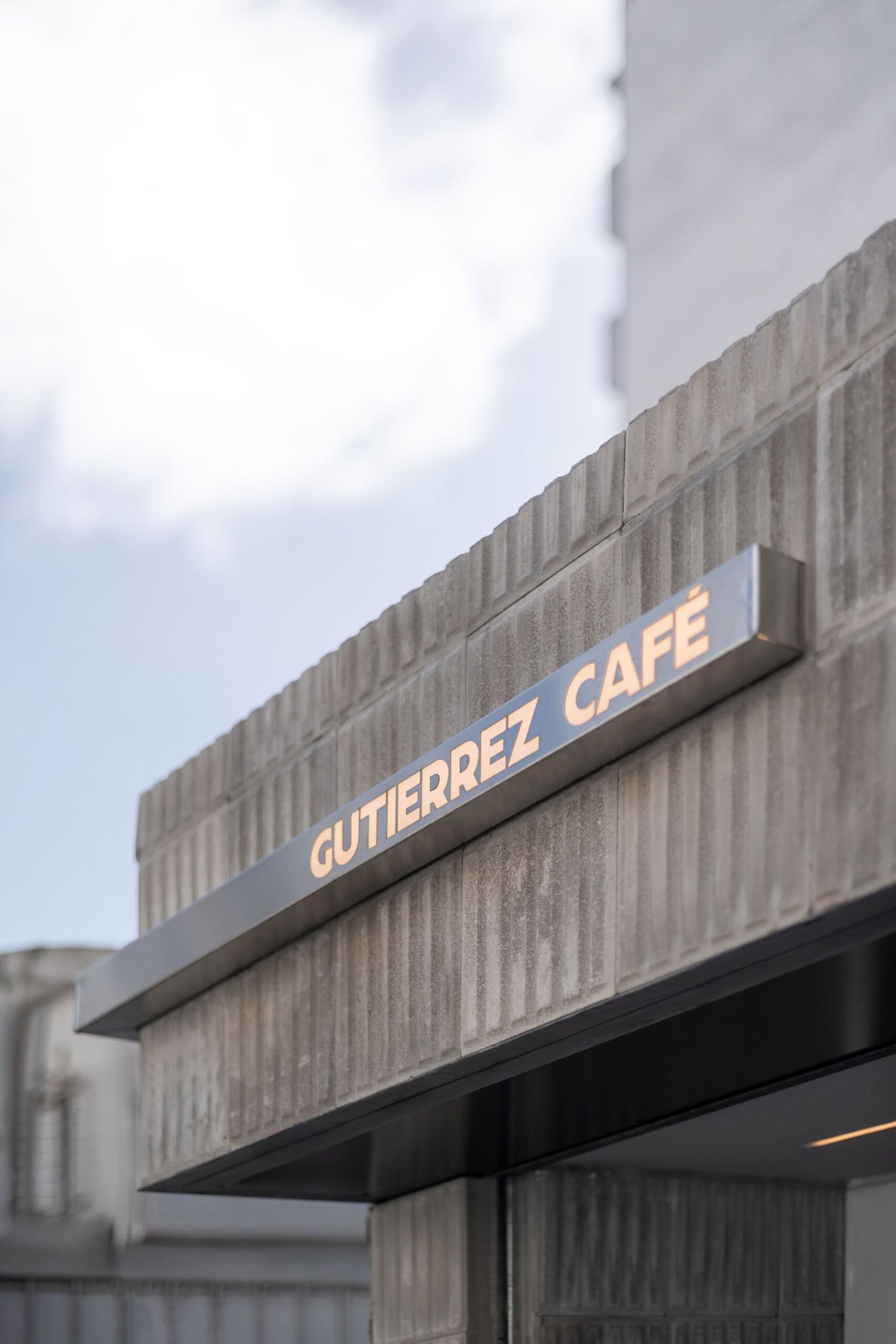 Вывеска Gutiérrez Café на облицованном плиткой фасаде
