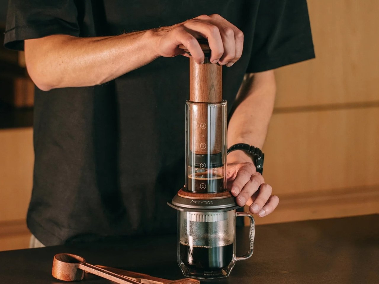 Ручное нажатие на ореховый поршень AeroPress Premium Walnut