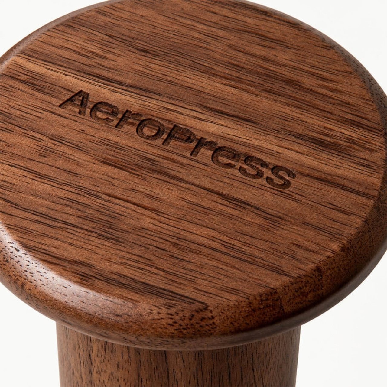 Деревянная верхняя часть поршня с логотипом AeroPress