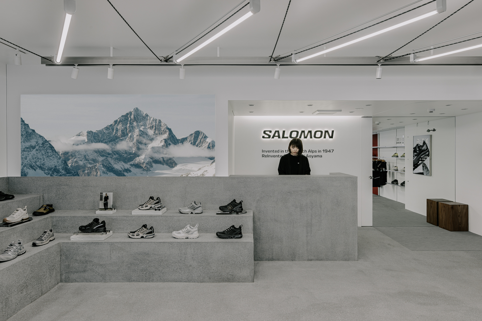 Кассовая зона Salomon и ступени для выкладки обуви