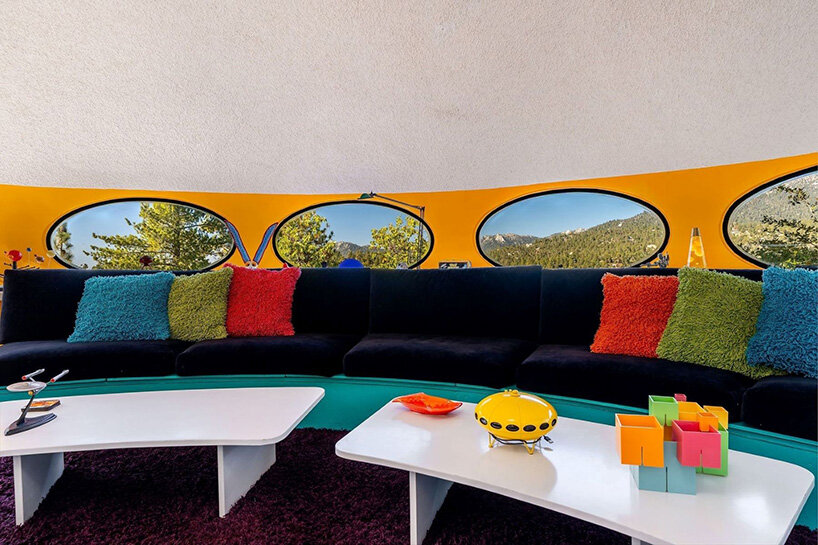 Изогнутый диван в гостиной Futuro House