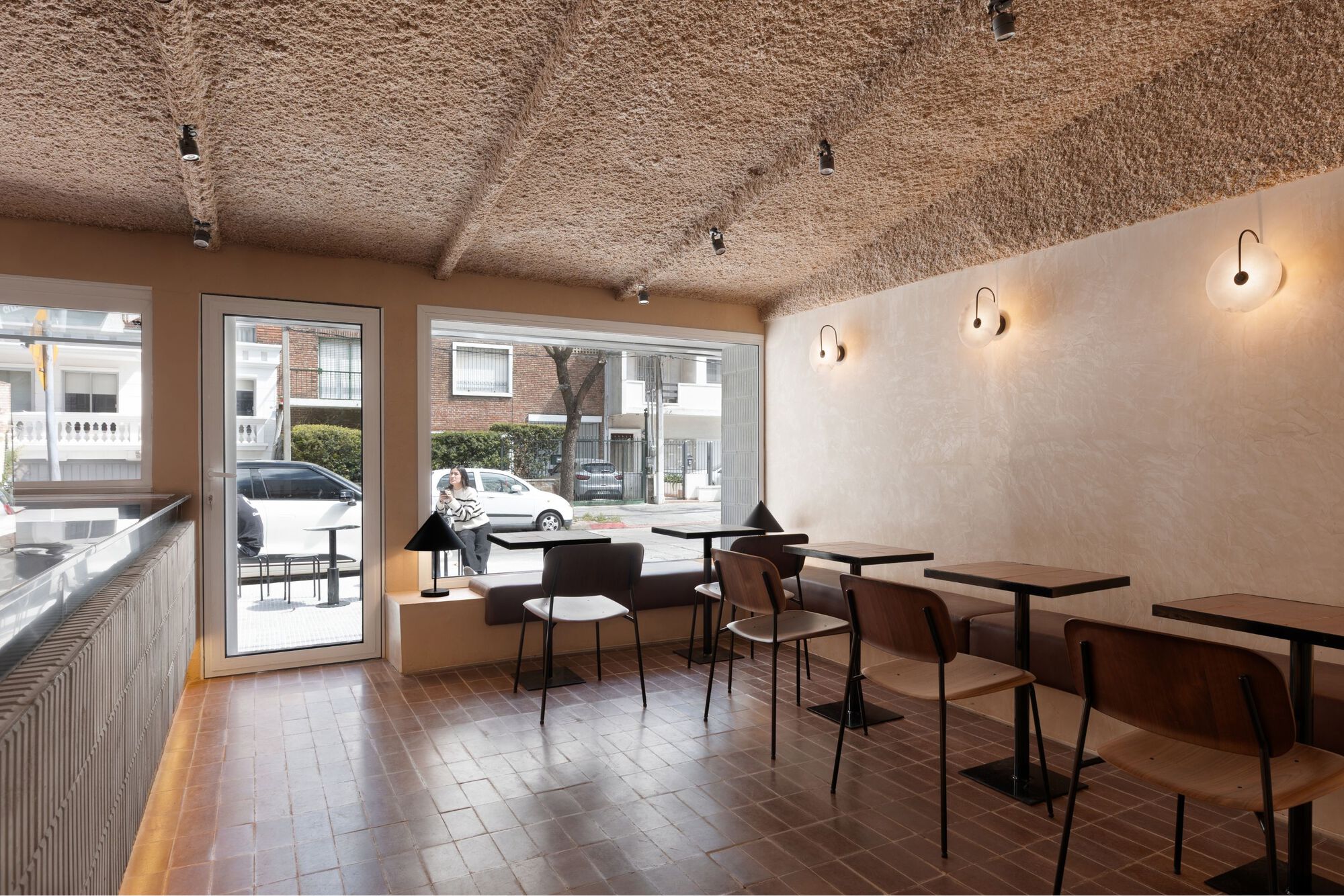 Зал Gutiérrez Café с видом на улицу