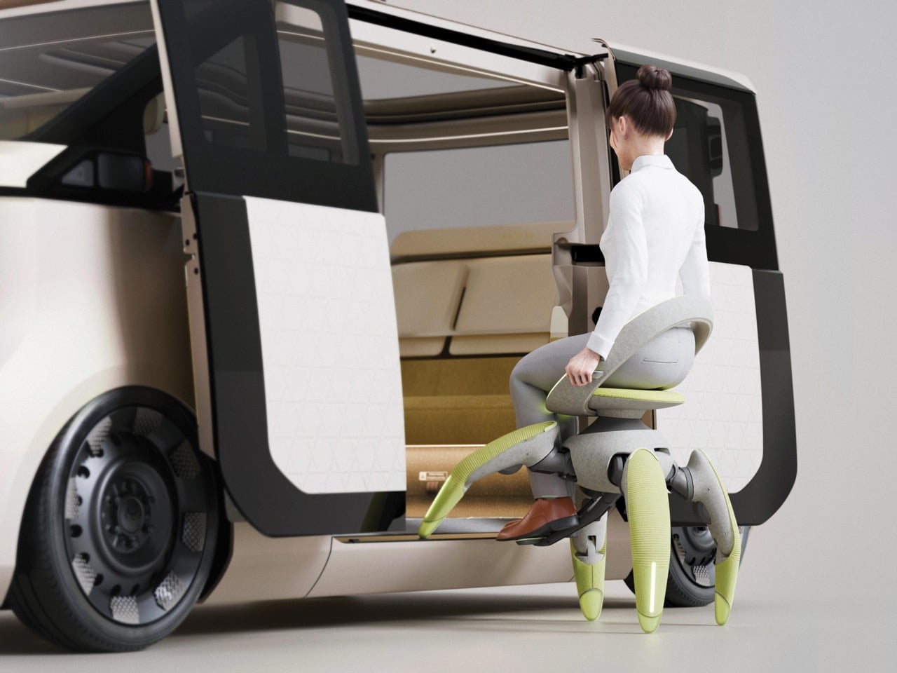 Концепт Toyota walk me рядом с входом в автомобиль