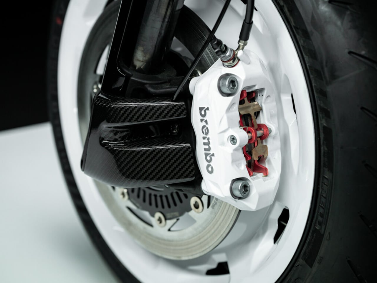 Белый тормозной суппорт Brembo и переднее колесо