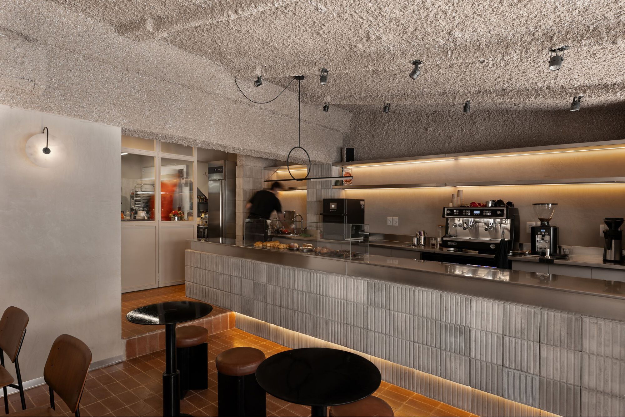 Интерьер Gutiérrez Café с открытой зоной приготовления