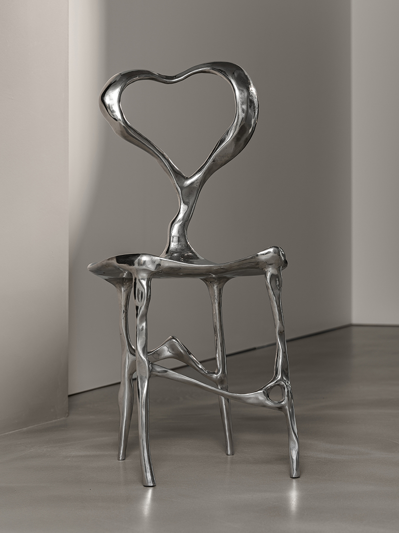 Стул LOVE Chair с асимметричной спинкой в форме сердца