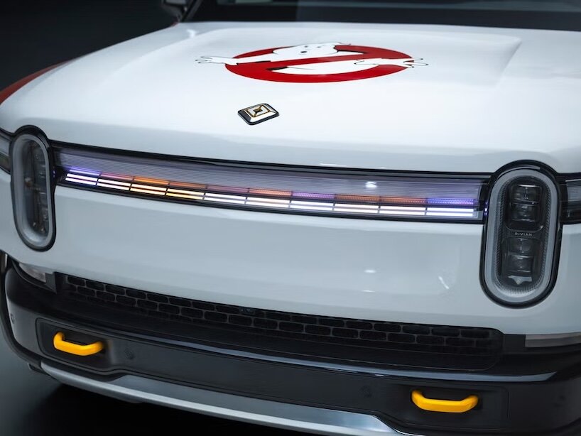 Передняя панель Rivian с логотипом Ghostbusters на капоте