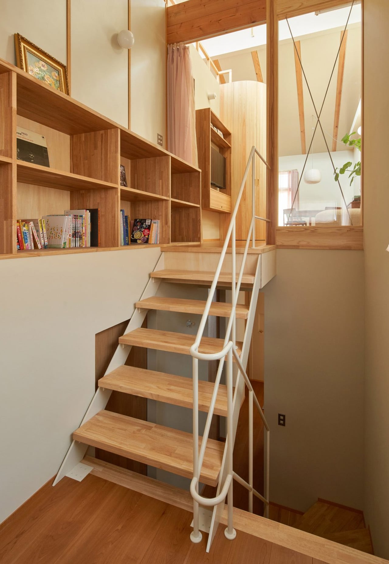 Деревянная лестница и встроенный стеллаж в Sugi House