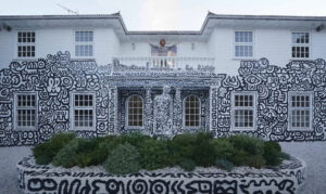 Фасад Doodle House с чёрно-белыми персонажами и символами