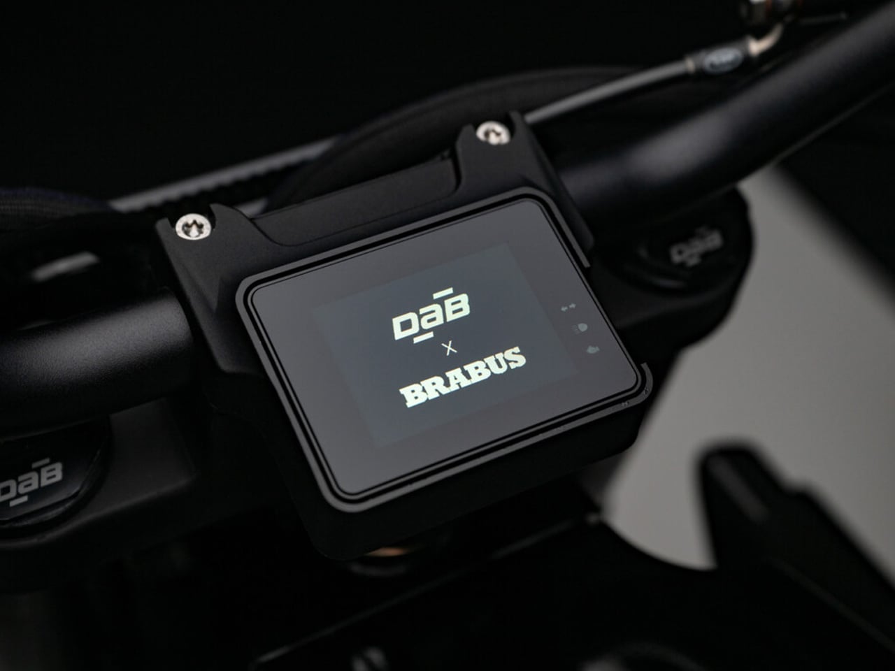 Компактный дисплей электромотоцикла с обозначениями DAB и BRABUS