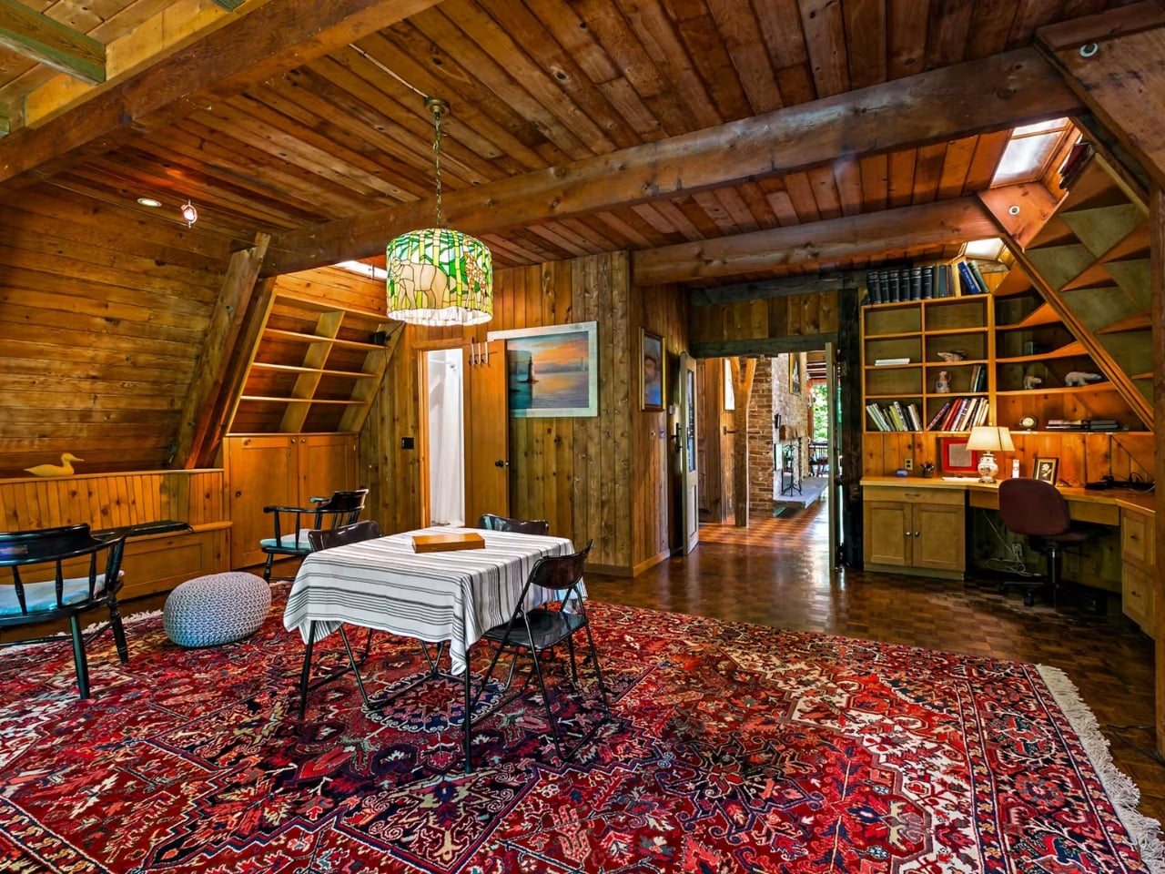 Деревянная отделка и открытые балки в гостиной Woods Home