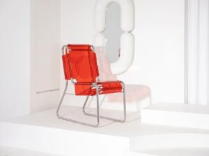 Красное акриловое кресло Folding chair в светлом пространстве