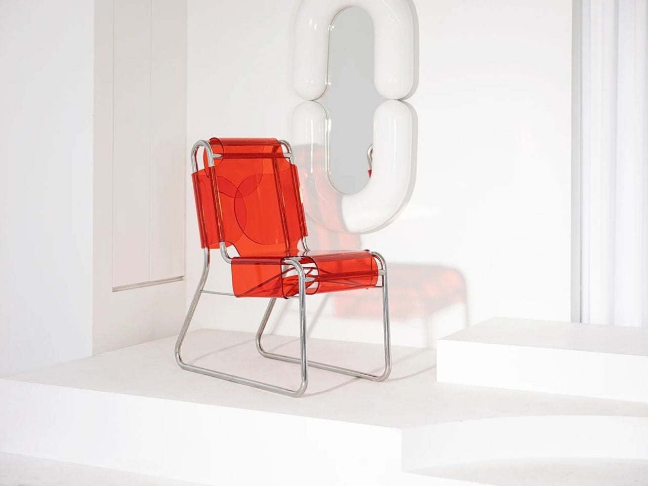 Красное акриловое кресло Folding chair в светлом пространстве