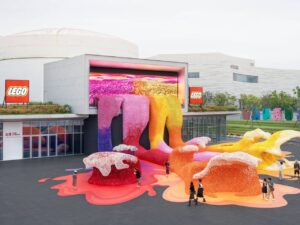 Цветочная волна LEGO Botanical Wave у бывшего резервуара TANK Shanghai