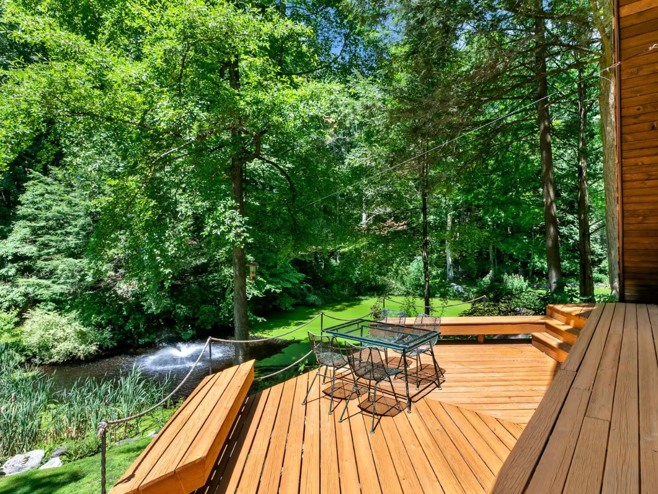 Терраса Woods Home с видом на воду и деревья