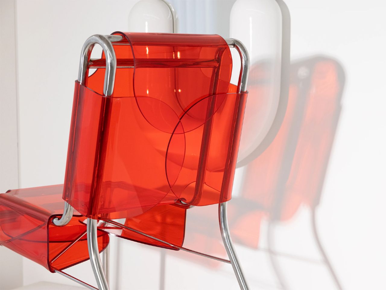 Полупрозрачная красная спинка кресла Folding chair на металлическом каркасе