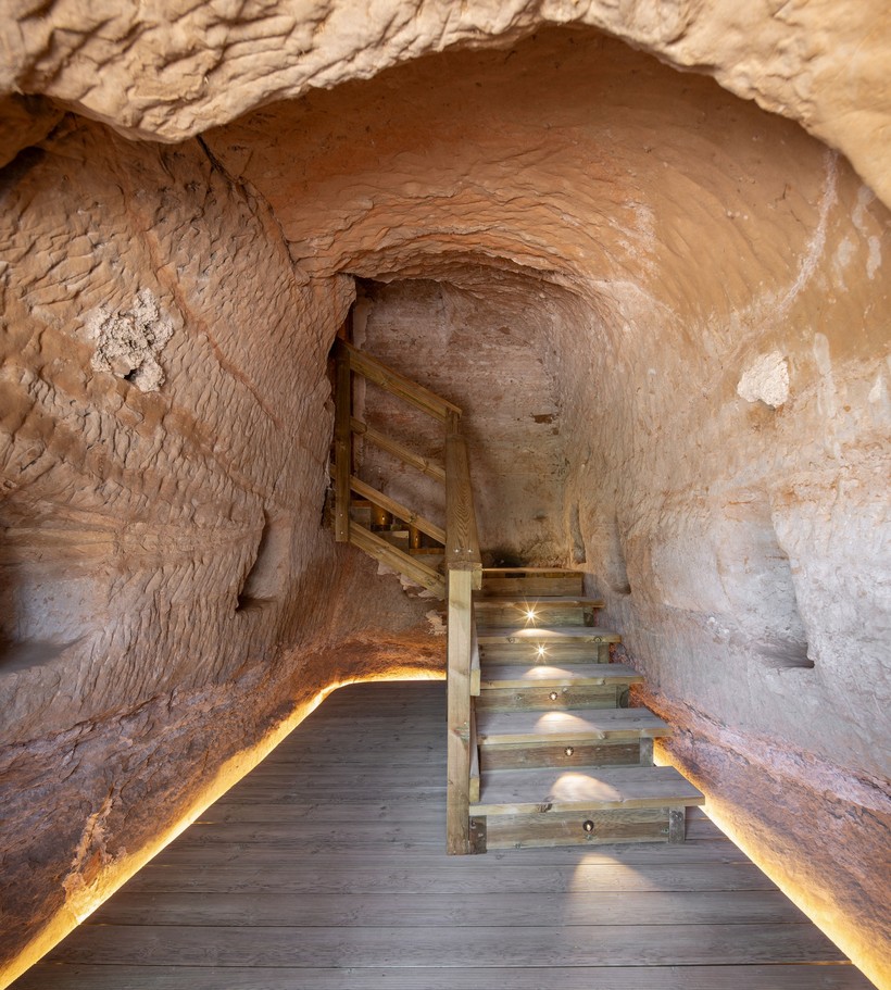 Лестница между двумя уровнями Peña de las Bodegas
