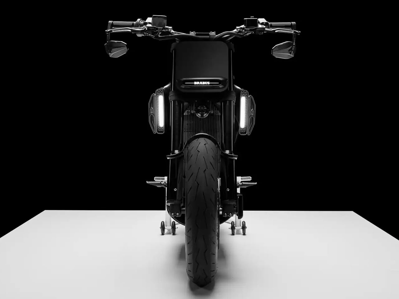 BRABUS Urban E Fragment Edition, вид спереди