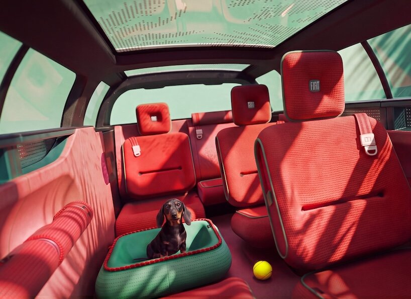 Салон FIAT Multiplay с красными сиденьями и модулем для питомца