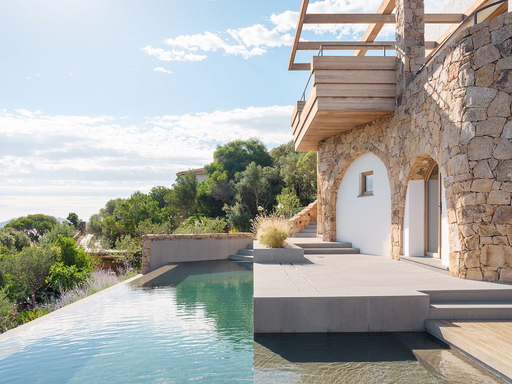 Бассейн вдоль гранитного фасада The Cork Oak House