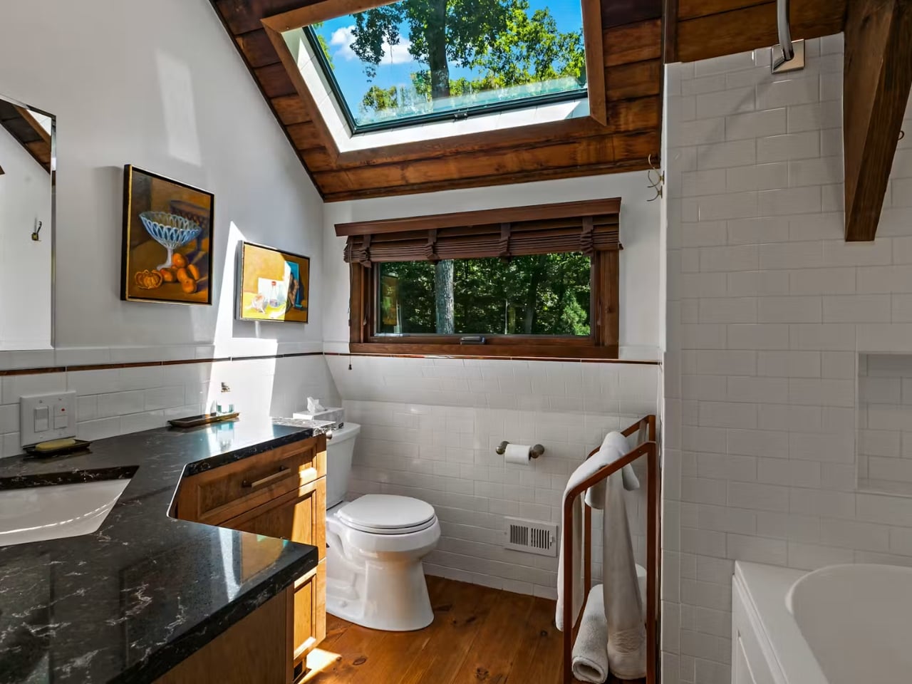 Санузел Woods Home с окном в скате кровли