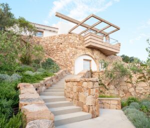 Гранитный фасад и входная лестница The Cork Oak House