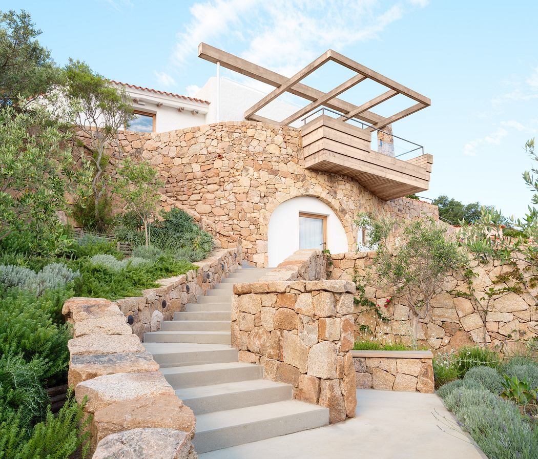 Гранитный фасад и входная лестница The Cork Oak House