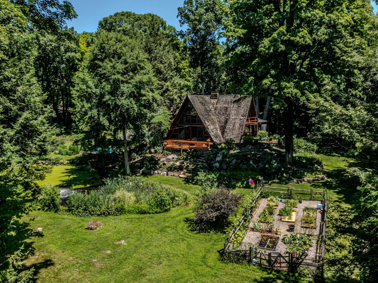 Woods Home и сад среди деревьев, вид сверху